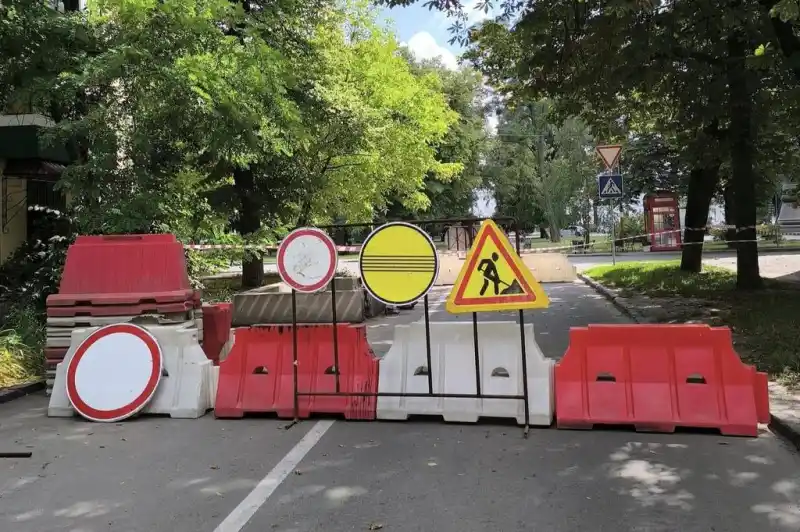 У Полтаві ремонтують каналізаційний колодязь на вулиці Пилипа Орлика