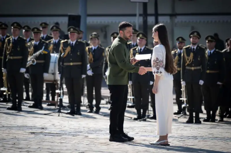 Юна полтавка отримала паспорт України з рук Президента у День Державності