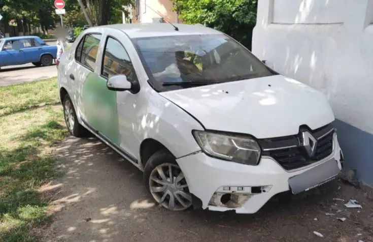 У Полтаві п’яний таксист в’їхав у житловий будинок на вулиці Сковороди