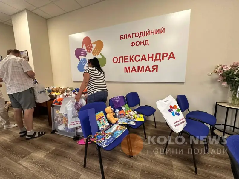 Олександр Мамай знову роздає подарункові набори для першокласників у Полтаві